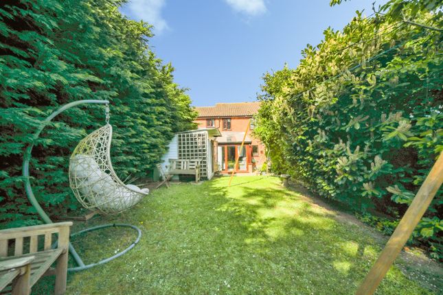 8, Howard Close, Woodbridge photo 2