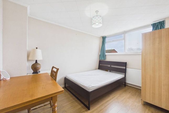 2, Ashdene Close, Surrey photo 4