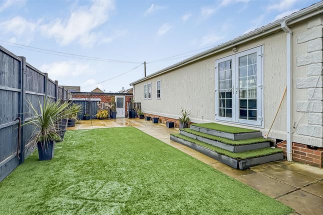 26 Castle Farm, Leigh Square, Windsor photo 2