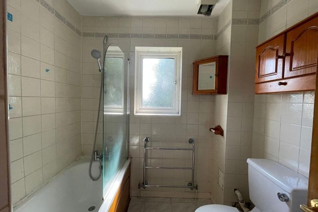 24 Northolm, Edgware photo 4