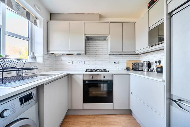 4, Blackthorn Close, Brighton photo 2