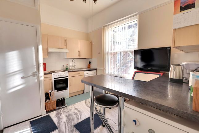 12a, Metropole Court, Minehead photo 4