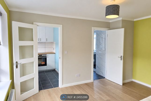 Flat, Windsor Court Friern Barnet Lane, London photo 2