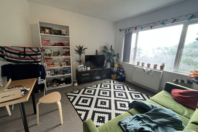 Flat to rent in Knowle Mount, Leeds