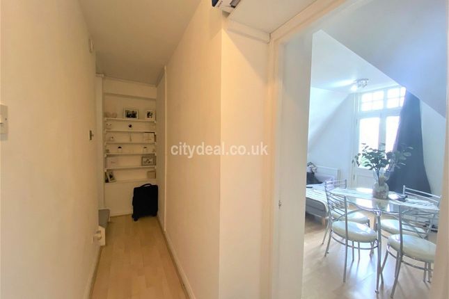 Flat to rent in Newburgh Road, London