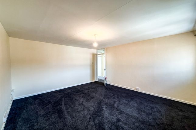 Flat, 2A,, Kilbury Drive, Worcestershire photo 4
