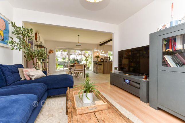 69, Randalls Road, Leatherhead photo 3