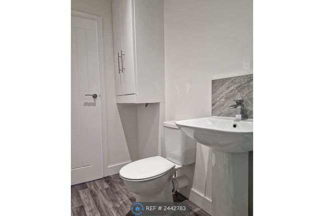 Flat, Town St Armley, Leeds photo 2
