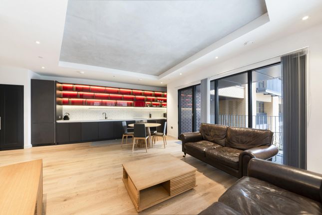 Flat to rent in Modena House, London City Island, London