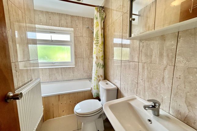 29B, Langdale Gardens, Greenford photo 4