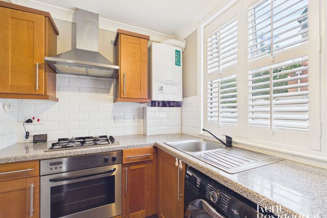 Flat 4, Oxden Court Pine Grove, Maidstone photo 3