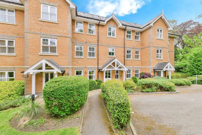 Thumbnail Flat for sale in Harrison Close, Hitchin