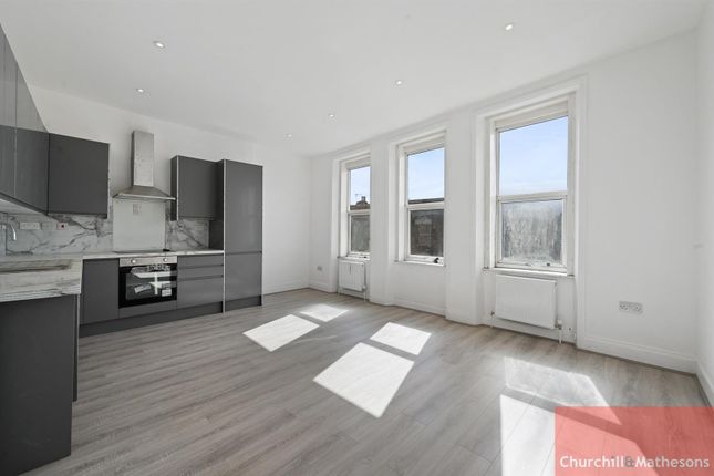 Flat to rent in High Street, London