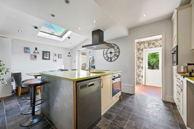 260 Coulsdon Road, Caterham photo 4