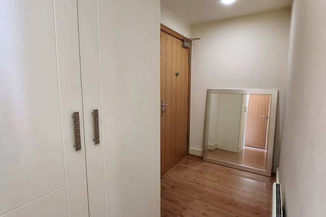 Flat 11, Axis Court, London photo 4