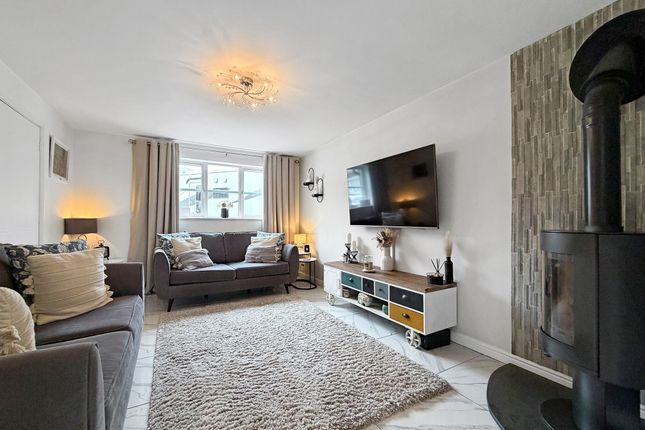24 Downey Grove, Hengoed photo 2