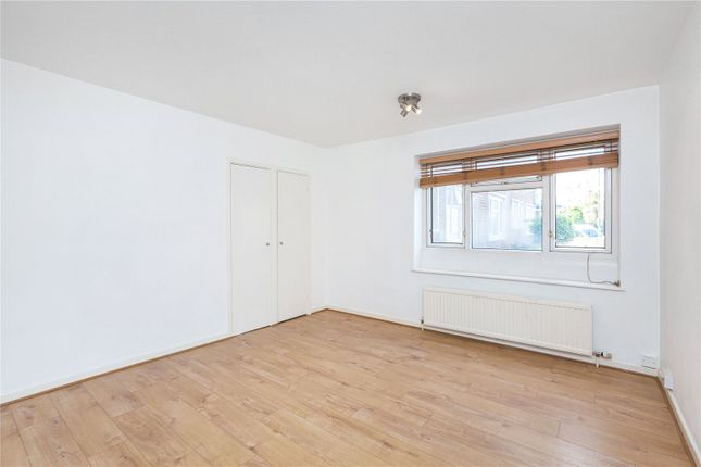 38, The Willoughbys, London photo 4