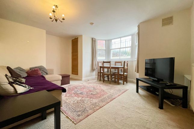 Basement Flat, 1 Princess Royal Terrace, Scarborough, Scarborough photo 2