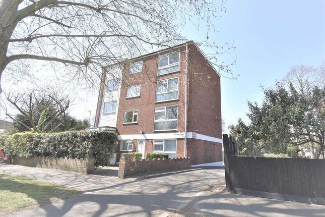 Flat to rent in Adelphi Court, Park Road North, London