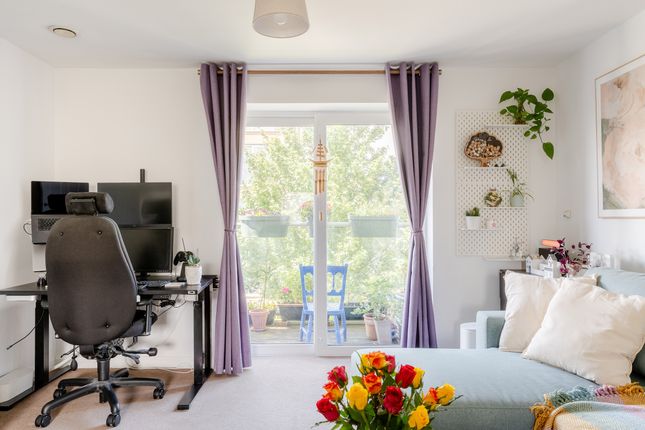 27 Eighteen Acre Drive, Bristol photo 3