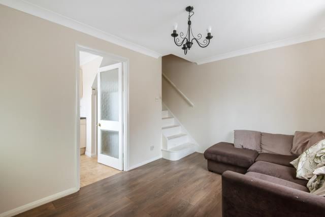 17, Charleston Close, Feltham photo 4