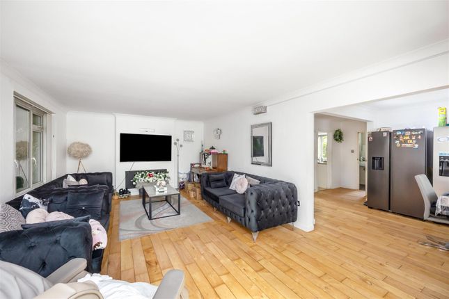 1, Oak Close, Brighton photo 2