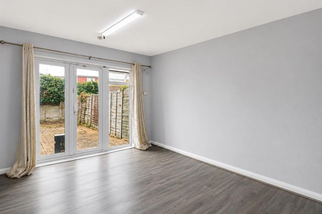 38, Blackberry Farm Close, Heston photo 3