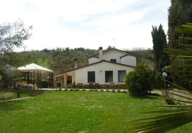 Villa for sale in Loreto Aprutino, Pescara, Abruzzo