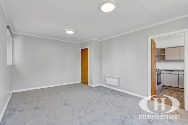 Flat 3, 50, Adrienne Avenue, Southall photo 2