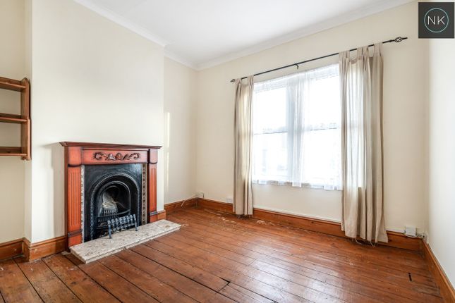 Flat for sale in Chigwell Road, South Woodford, London