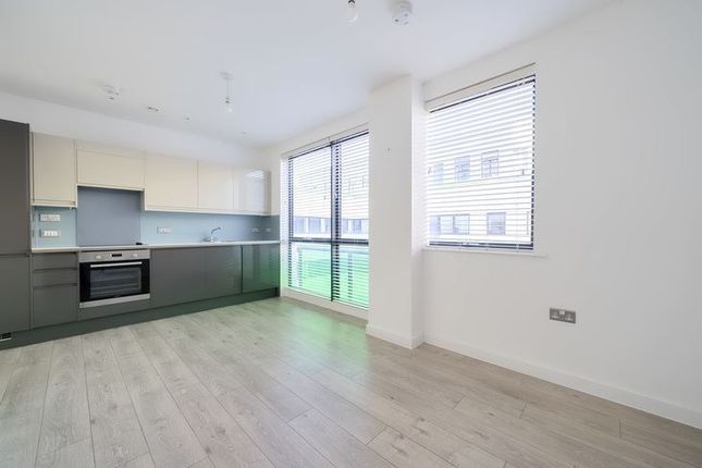 Thumbnail Flat for sale in West Terrace, Six Hills House, Stevenage, Hertfordshire