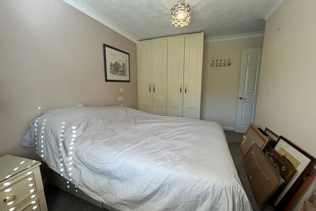 Flat to rent in Meadow Lane, New Ash Green, Longfield