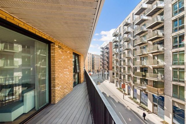 Flat for sale in Starboard Way, Royal Wharf, London