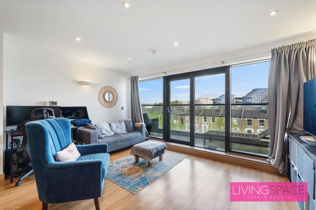 Flat for sale in Drayton Park, London