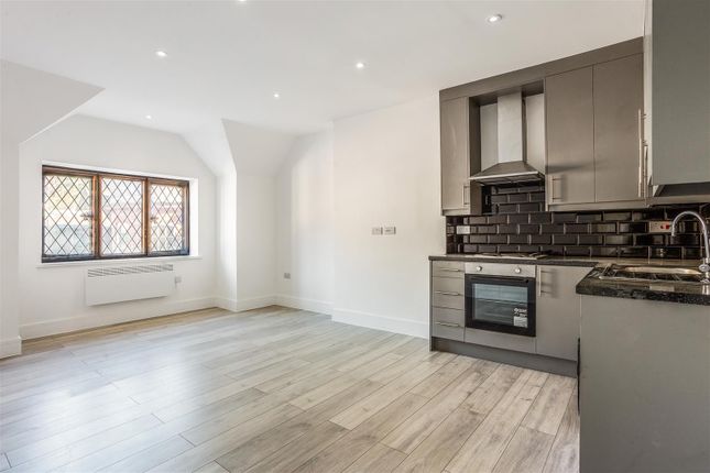 Flat 3, 15, High Street, Reigate photo 4