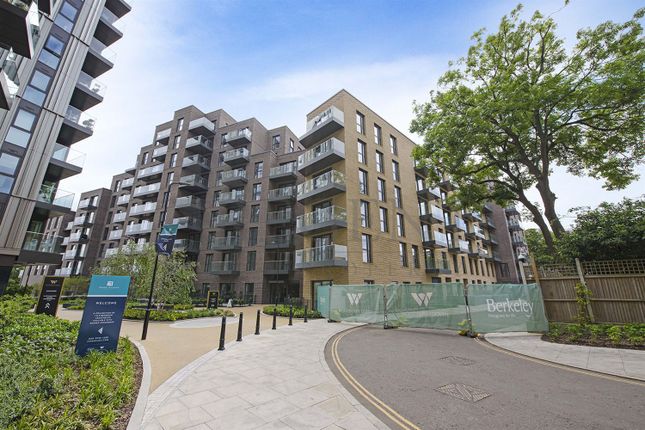 Flat to rent in Willowbrook House, Coster Avenue