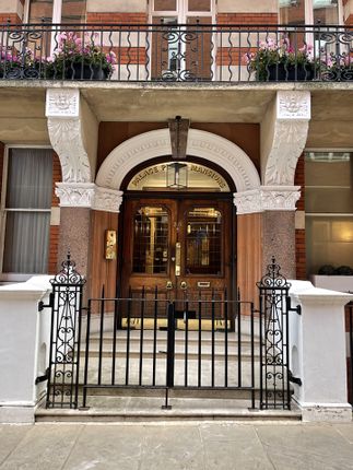 Flat to rent in Kensington Court, London