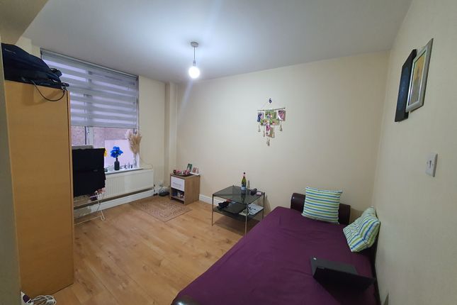 Thumbnail Flat to rent in Clements Road, Ilford