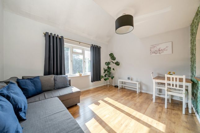 11, Lawrence Close, Guildford photo 4