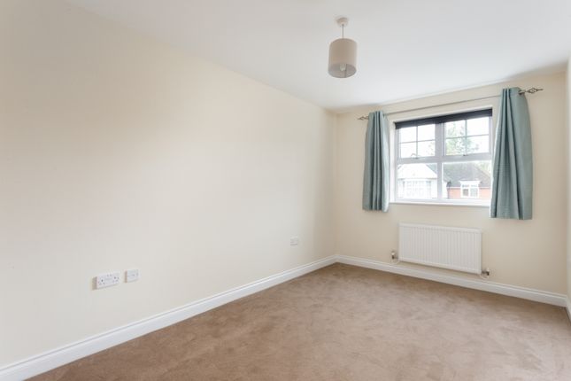 Flat to rent in Claremont Avenue, Woking