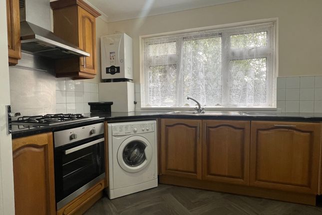 16 Little Gearies,, Cranbrook Road, Ilford photo 2
