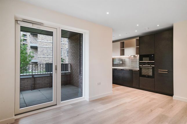 Thumbnail Flat to rent in Azure Mansions, Clarendon, London