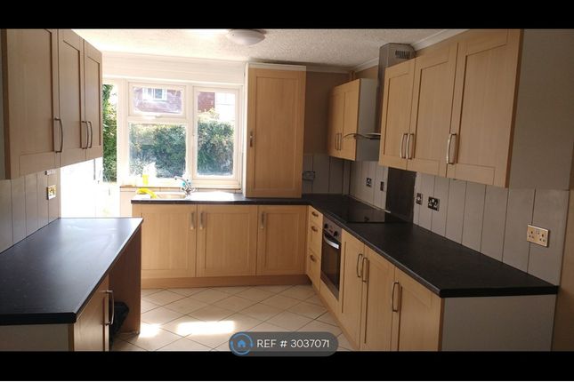 Room   Dovedale Crescent, Crawley photo 2
