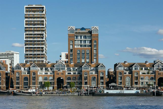Flat for sale in Plantation Wharf, Battersea