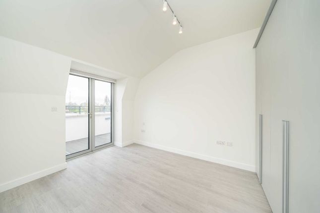 Flat to rent in Shirehall Lane, London