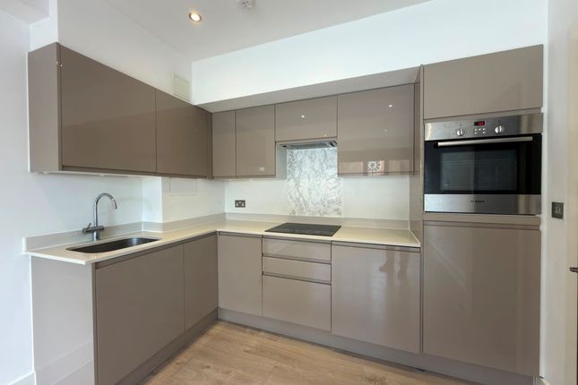 Flat 12 Arliss Court, 24 Clarendon Road, Watford, Hertfordshire, WD17 1JY photo 3