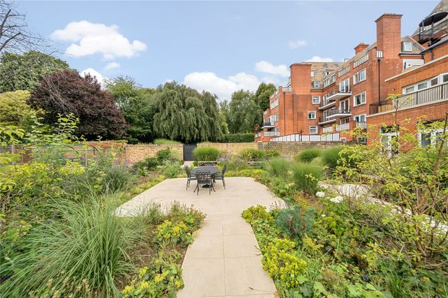 Flat for sale in Fitzjohns Avenue, Hampstead, London