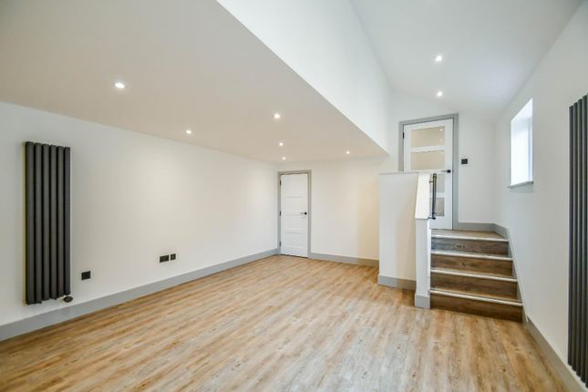 Flat for sale in Broadway, Leigh-On-Sea