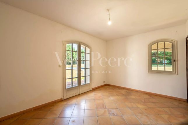 Detached house for sale in Eygalières, 13810, France
