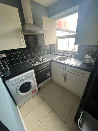 Flat to rent in Cardiff Road, Luton